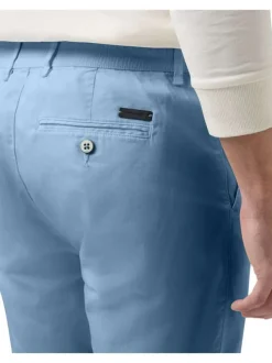 Bermuda Chino bleu uni avec une coupe ajustée et des ourlets
