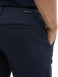 Bermuda chino en coton bleu marine uni avec une coupe regular fit