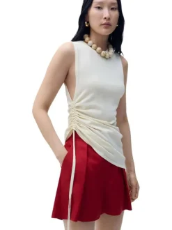 Bermuda chino en lin mélangé rouge uni avec des plis à l'avant et à coupe droite