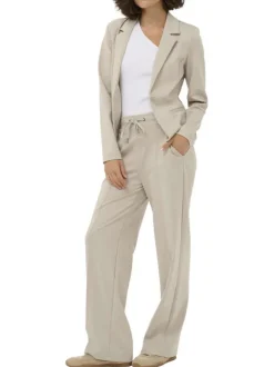 Blazer beige uni pourvu d'une coupe ajustée et d'un col à revers