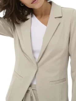Blazer beige uni pourvu d'une coupe ajustée et d'un col à revers