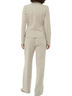 Blazer beige uni pourvu d'une coupe ajustée et d'un col à revers