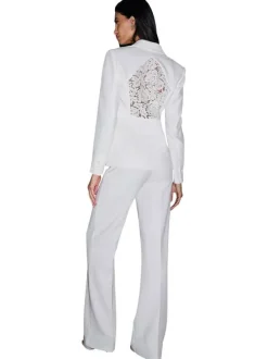 Blazer blanc à coupe ajustée pourvu d'un col à revers et de manches longues