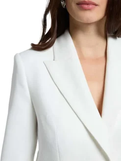 Blazer blanc à coupe ajustée pourvu d'un col à revers et de manches longues