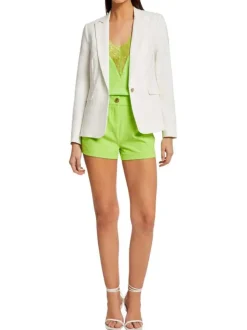 Blazer blanc uni avec une coupe près du corps et 2 poches latérales