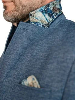 Blazer bleu avec un imprimé aspect denim et une coupe ajustée à poches