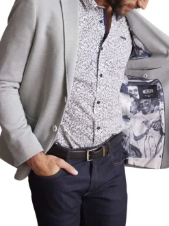 Blazer en maille piquée vert sauge uni à coupe ajustée fermé par deux boutons