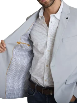 Blazer gris clair à coupe ajustée pourvu d'un col tailleur et de manches longues