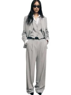 Blazer gris clair à rayures tennis avec une coupe ajustée et des poches