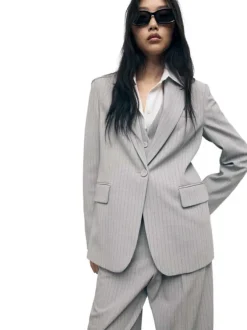 Blazer gris clair à rayures tennis avec une coupe ajustée et des poches