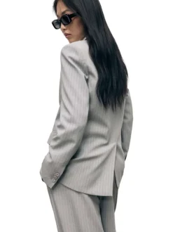 Blazer gris clair à rayures tennis avec une coupe ajustée et des poches