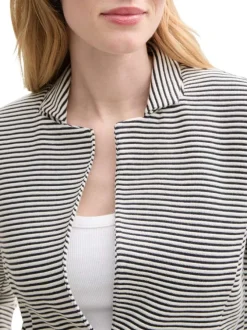 Blazer léger bleu marine à rayures avec une coupe ajustée et des poches