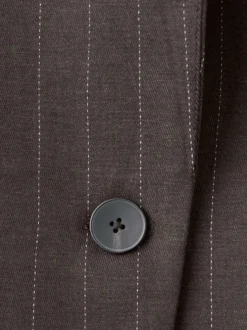 Blazer marron à rayures pourvu d'une coupe droite et d'un col à revers