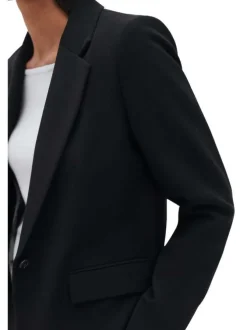 Blazer noir uni avec une coupe ajusté un col cranté et des manches longues