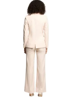 Blazer rose rayé à coupe droite avec un col v et des manches longues