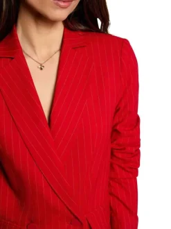 Blazer rouge à rayures avec une coupe droite et des manches longues