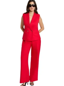 Blazer rouge sans manche coupe ajustée pourvu d'un col à revers