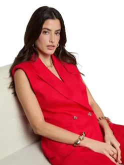 Blazer rouge sans manche coupe ajustée pourvu d'un col à revers