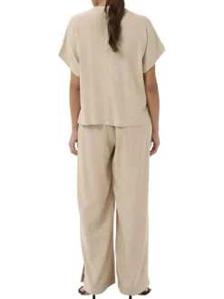 Blouse beige unie pourvue d'un col tunisien et de manches courtes