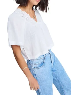 Blouse blanche à coupe droite pourvue d'un col v et de manches courtes