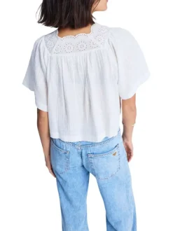 Blouse blanche à coupe droite pourvue d'un col v et de manches courtes