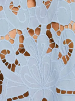 Blouse bleu clair à coupe ajustée pourvue d'un col montant et de manches longues
