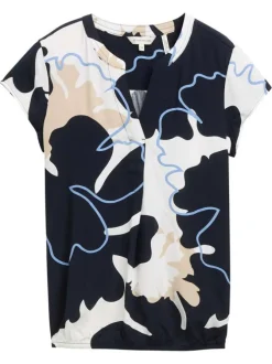 Blouse bleue avec des motifs fleuris une coupe droite et un col v