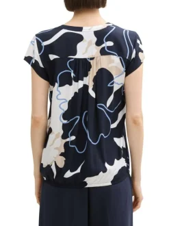 Blouse bleue avec des motifs fleuris une coupe droite et un col v