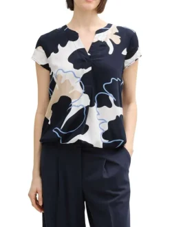 Blouse bleue avec des motifs fleuris une coupe droite et un col v