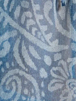 Blouse bleue à coupe ample pourvu d'un col v et de manches longues