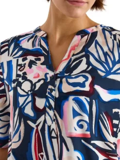 Blouse bleue à motifs avec une coupe droite et un col tunisien