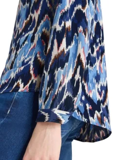 Blouse bleue à motifs pourvue d'une coupe droite et d'un col zippé