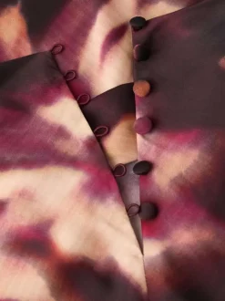 Blouse bordeaux ornée d'un motif floral abstrait et pourvue d'un col rond
