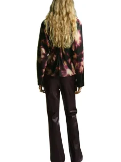Blouse bordeaux ornée d'un motif floral abstrait et pourvue d'un col rond