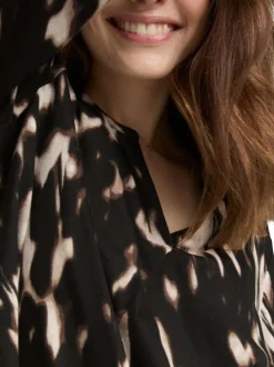 Blouse chocolat ornée d'un motif fantaisie et d'un col tunisien