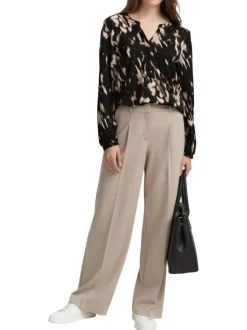 Blouse chocolat ornée d'un motif fantaisie et d'un col tunisien