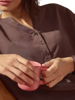 Blouse chocolat unie pourvue de manches courtes et d'un col tunisien