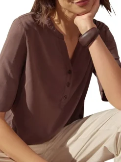 Blouse chocolat unie pourvue de manches courtes et d'un col tunisien