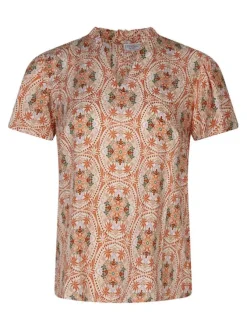 Blouse écrue florale pourvue d'une coupe droite et des manches courtes