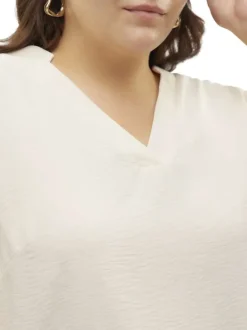 Blouse écrue unie avec une coupe droite fluide un col v et des manches 3/4
