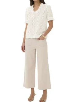 Blouse en coton blanche unie pourvue d'une coupe droite et d'un col v
