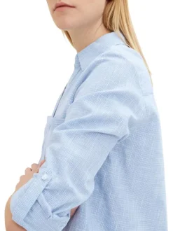 Blouse en coton bleue avec de fines rayures et un col v à revers