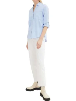 Blouse en coton bleue avec de fines rayures et un col v à revers