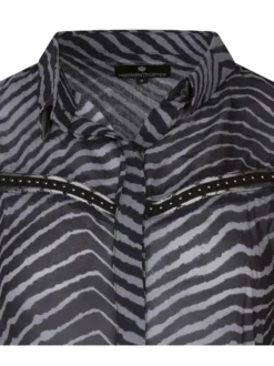 Blouse grise à imprimé zébré avec une coupe fluide et un col à revers