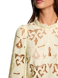 Blouse jaune unie pourvue d'une coupe droite et d'un col montant