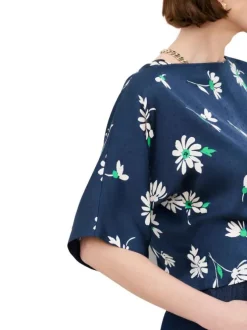 Blouse marine à motifs floraux avec une coupe ample et un col bateau