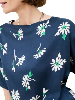 Blouse marine à motifs floraux avec une coupe ample et un col bateau