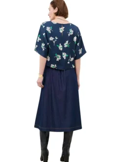 Blouse marine à motifs floraux avec une coupe ample et un col bateau