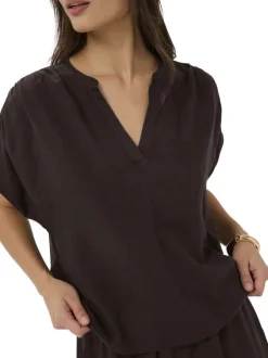 Blouse marron unie pourvue d'un col tunisien et de manches courtes