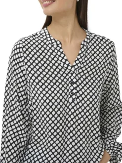 Blouse noire géométrique pourvue d'une coupe droite et d'un col tunisien